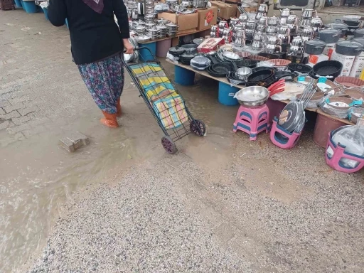 Köşk halkı çamur içinde alışverişten kurtulmak için Belediye Başkanı Güler’e seslendi
