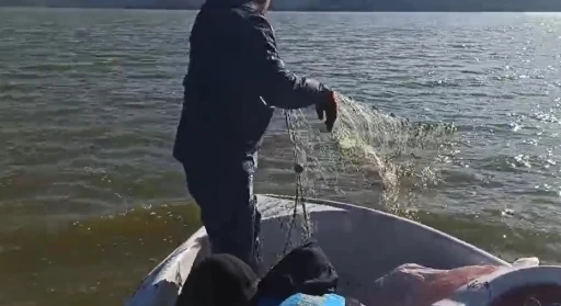 Kovada Gölü’nde 600 metre kaçak ağa el konuldu, balıklar doğaya geri bırakıldı
