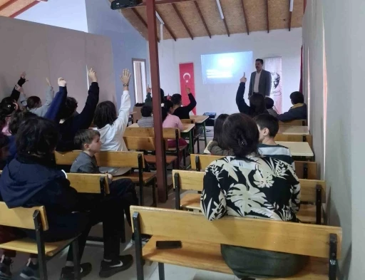 Köyceğiz’de teknoloji bağımlılığı, akran zorbalığı ve sosyal medya semineri
