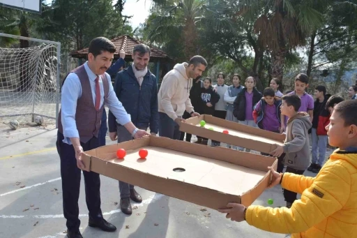 Köyceğiz İlçe Milli Eğitim Müdürü Karahan, öğrencilerin oyunlarına eşlik etti
