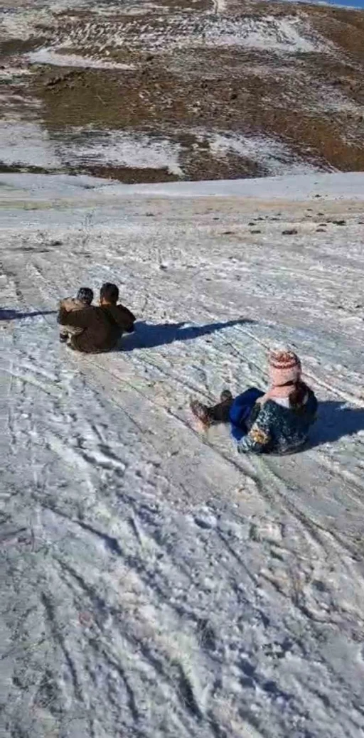 Köydeki çocuklar kayak yaparak karın keyfini çıkardı
