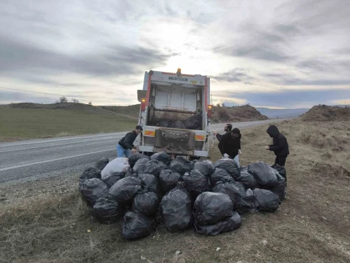 Kozluk’ta bir haftada ana yol kenarından 20 ton çöp temizlendi
