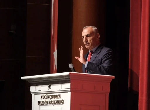 Küçükçekmece Belediye Başkanı program sırasında depreme yakalandı
