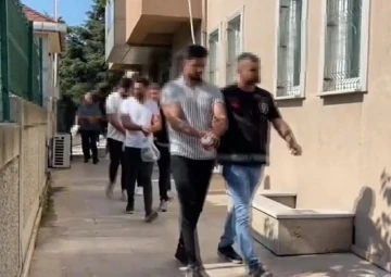 Küçükçekmece’de iki grup arasında çıkan çatışmada gözaltına alınan 18 kişi adliyeye sevk edildi
