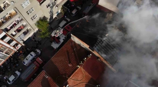 Küçükçekmece’de korkutan çatı yangını: O anlar kamerada
