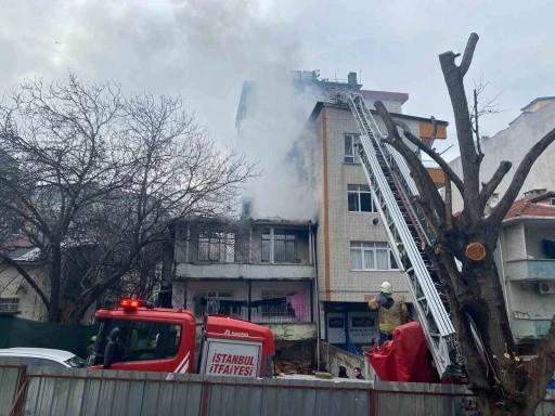 Küçükçekmece’de korkutan yangın: 2 katlı gecekonduda çıktı, alevler yan binaya sıçradı
