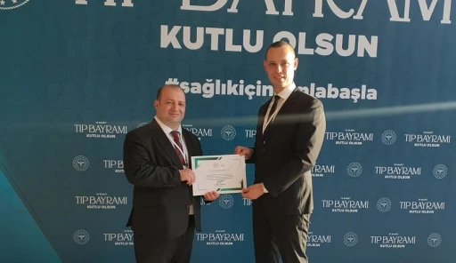 Kula’da yılın sağlık çalışanı Uzm. Dr. Çağlar Sarıgül oldu
