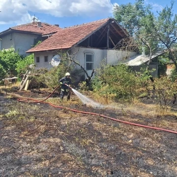 Kuru otlar alev alev yandı, erken müdahale faciayı önledi
