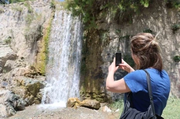 Kuruyan şelale yağmur sularıyla birlikte yeniden canlandı
