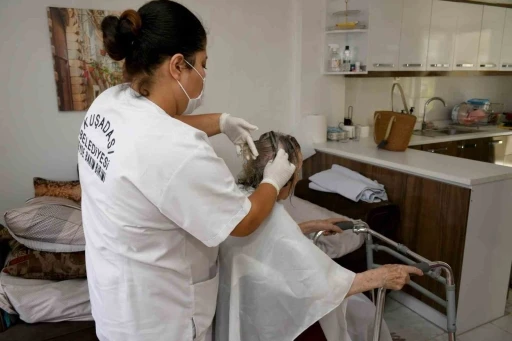 Kuşadası Belediyesi ’Evde Bakım Birimi’ ile yaşamlara dokunuyor
