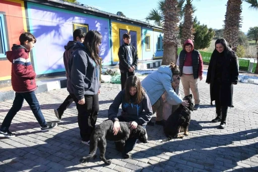 Kuşadası Evcil Hayvan Bakım ve Rehabilitasyon Merkezi, öğrencileri ağırladı
