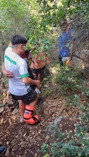 Kuşadası’nda kayalık bölgeye düşen şahıs yaralandı
