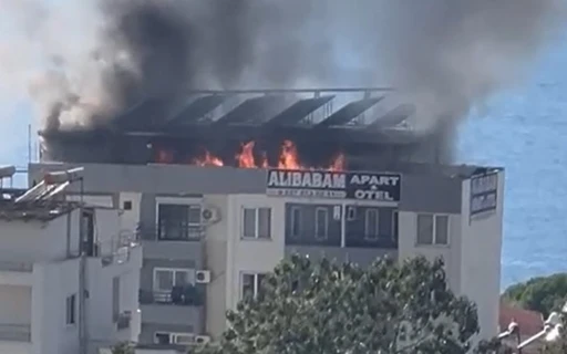 Kuşadası’nda otelin çatı katında yangın paniği
