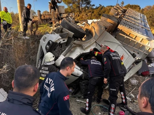 Kuşadası’nda virajı alamayan tır tarlaya uçtu: 1 ölü, 3 yaralı
