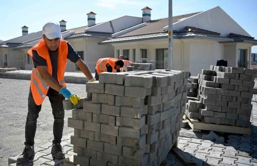 Kuşadası’nda yol yapım çalışmaları Türkmen Mahellesi’ne yoğunlaştı
