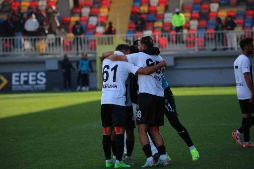 Kuşadasıspor, Bornova 1877’yi 4 golle geçti
