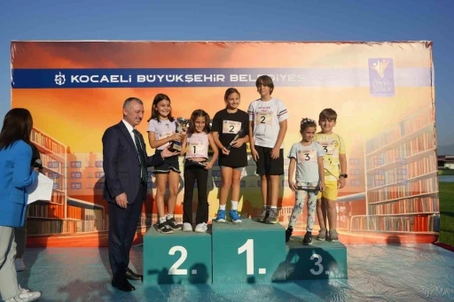 Kuşaklar arası bağları güçlendirmek amacıyla 7’den 70’e atletizm pistinde yarıştılar
