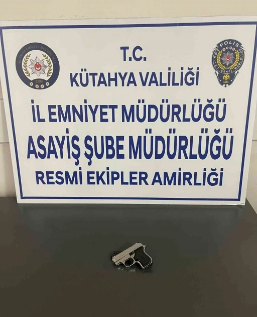 Kütahya’da cezaevi firarisi yakalandı, üzerinde ruhsatsız tabanca ele geçirildi
