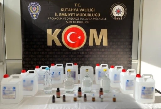 Kütahya’da kargodan 10 litre, iki evden 55 litre etil alkol ele geçirildi
