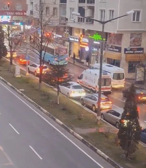 Kütahya’da sürücüler fermuar sistemi ile ambulansa yol verdi
