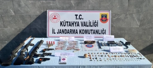 Kütahya’da tarihi eserler ve patlayıcı madde ele geçirildi
