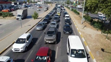 Kuzey Ege’deki tatil merkezlerinde trafikte uzun araç kuyrukları oluşuyor
