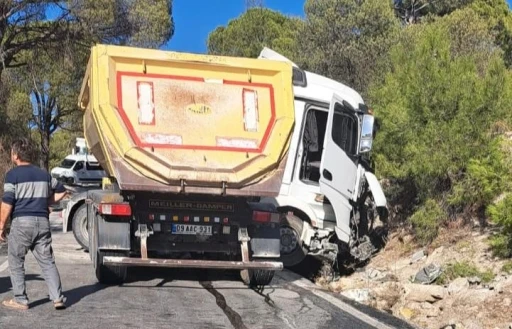 Milas'ta Tır Kazasında Sürücü Yaralandı