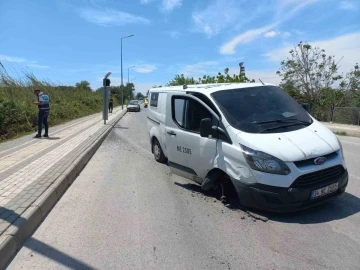 Lastiği patlayan araç park halindeki otomobile çarparak durabildi
