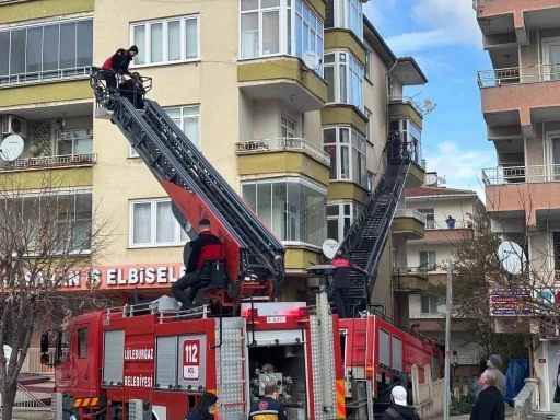 Lüleburgaz’da apartman dairesi yangını: Panik yaşayan vatandaşlar itfaiye merdivenleriyle indirildi
