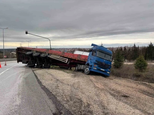 Lüleburgaz’da kontrolden çıkan tır yan yattı
