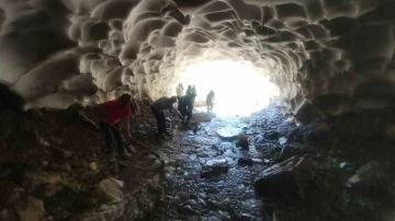 Mahalleli kışın çığın tahrip ettiği sulama kanalı için seferber oldu
