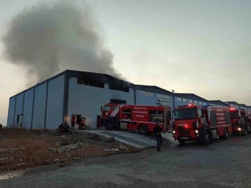 Malatya’da çıkan yangında fabrikada büyük hasar oluştu
