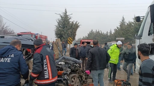 Malatya’da kamyon ile hafif ticari araç çarpıştı: 3 yaralı
