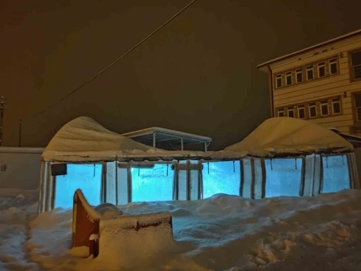 Malatya’nın Akçadağ ilçesinde kar yağışı nedeniyle çadır mescit çöktü
