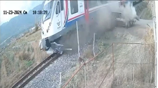 Manisa’da yolcu treni ile otomobil çarpıştı
