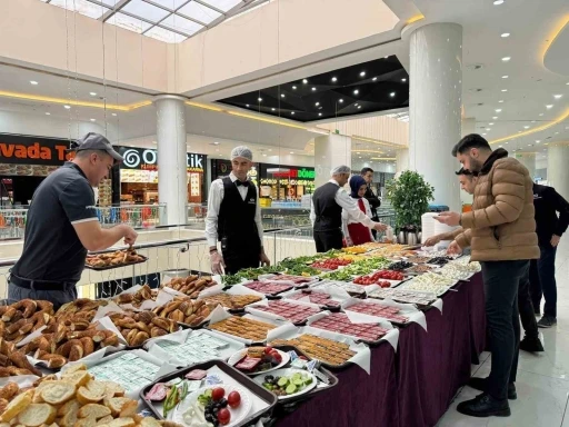 Mardian Mall çalışanlarını kahvaltıda buluşturdu
