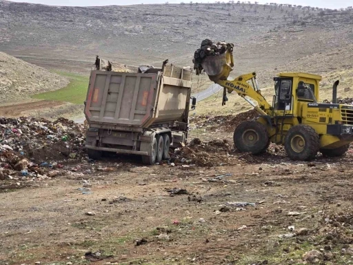 Mardin Büyükşehir Belediyesi, Nusaybin Belediyesinin yapmadığı çöp temizliğini üstlendi
