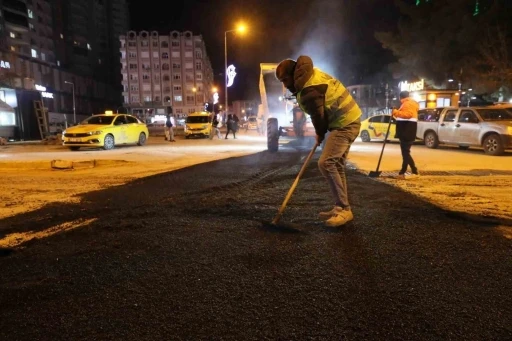 Mardin Büyükşehir Belediyesi yama asfalt çalışmalarını aralıksız sürdürüyor
