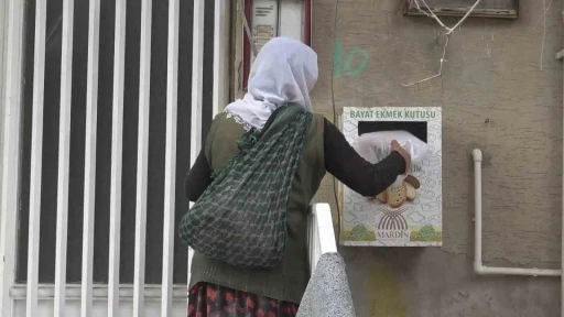 Mardin’de ’bayat ekmek kutusu’na bırakılan ekmekler değerlendirilerek israf önleniyor
