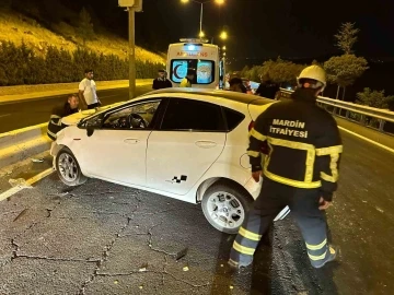 Mardin’de refüje çarpan otomobilde 2 kişi yaralandı
