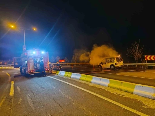 Mardin’de seyir halindeki ticari araç alevlere teslim oldu
