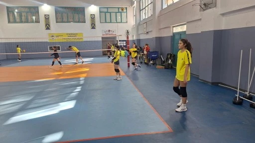 Marmaris’te Geleceğin Voleybol Yıldızları Yetişiyor