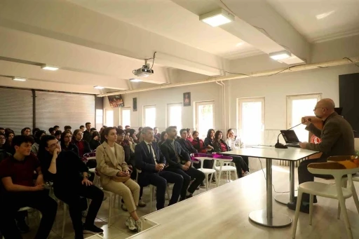 Mehmet Akif Ersoy’un bayrak aşkı ve inancı lise öğrencilerine anlatıldı
