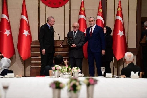 Mehmet ’Usta’ Cumhurbaşkanı Erdoğan’dan plaket aldı
