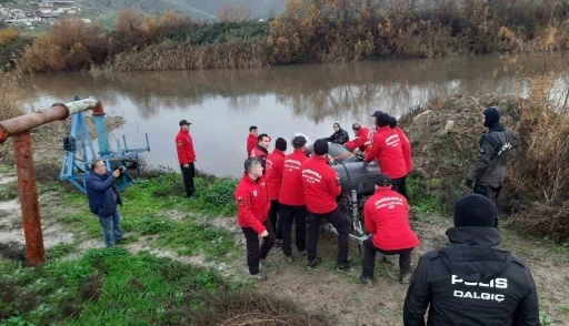 Menderes Nehri’ne düşen kişiyi bulmak için ekipler seferber oldu
