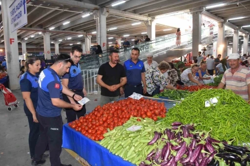 Menemen’in pazar yerleri, hijyen ve gıda güvenliği ile beğeni görüyor
