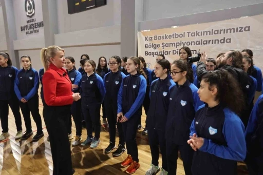 Merkezefendi Belediyesi kız basketbol takımları bölge şampiyonasına yükseldi
