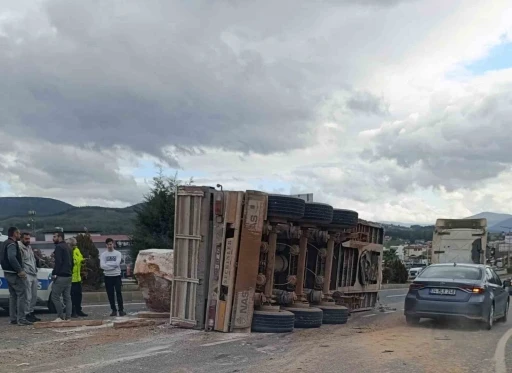 Mermer blok taşıyan Tır’ın dorsesi karayoluna devrildi
