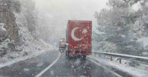 Mersin-Antalya arasında lapa lapa kar yağdı
