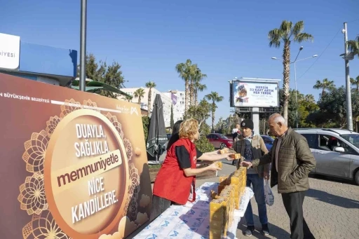 Mersin Büyükşehir Belediyesi 15 bin kandil simidi dağıttı
